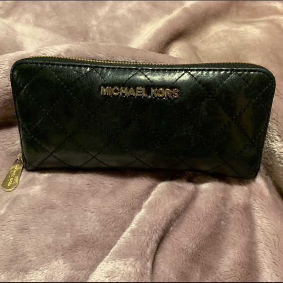 Michael Kors Handbags - GREAT CONDITION - Michael Kors Wallet